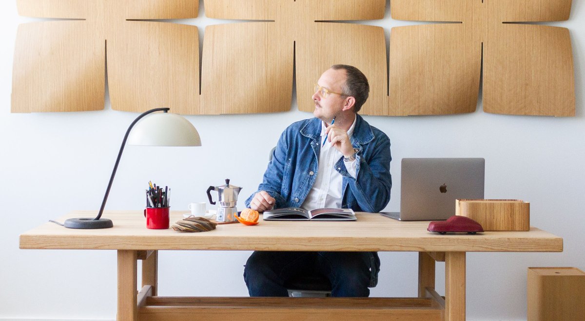 Lars at desk