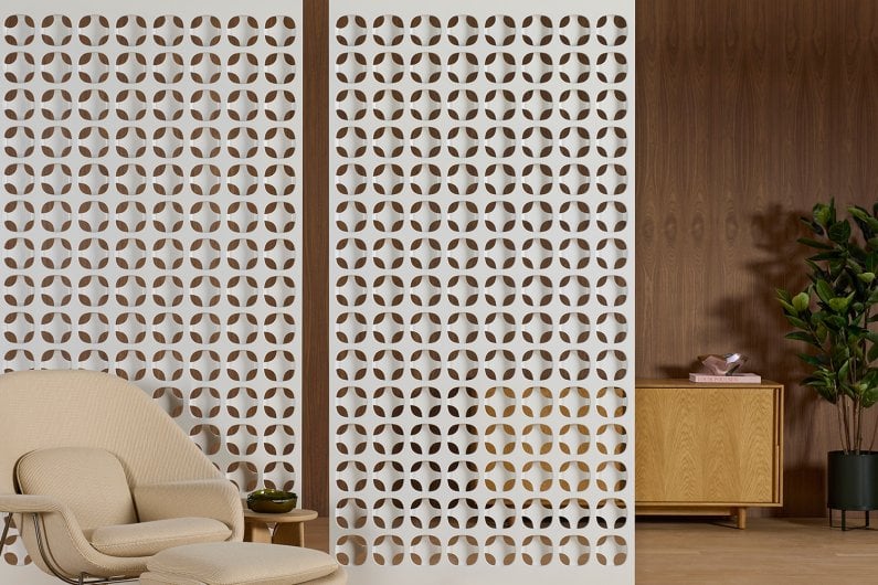 Womb Chair in front of Design 5 Panels